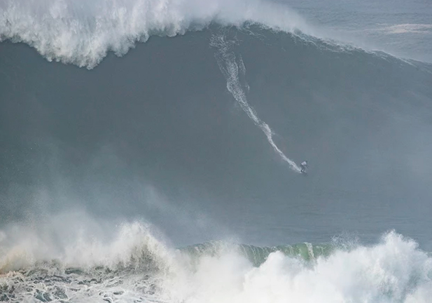 Maya Gabeira, la primera mujer que surfea una ola de más de 22 metros