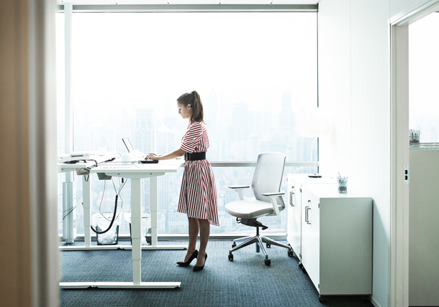 Tres motivos de peso (y tres trucos sencillos) para no quedarte sentada en la silla toda la jornada laboral